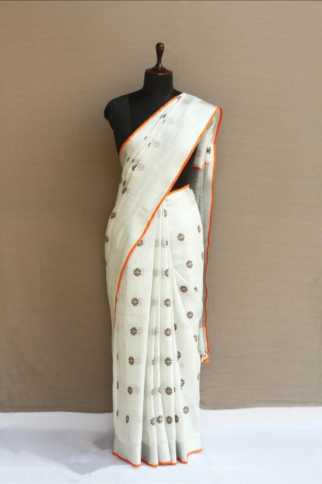 Pure Linen Digital Embroidery Saree – Circular Geometric Motifs | White with Orange Border | 6.5 Mtrs with Blouse